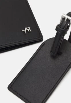 Anna Field Passport Case And Luggage Tag Set - Paspoorthouder - Black 9 Anna Field Passport Case And Luggage Tag Set - Paspoorthouder - Black -Anna Mode Markt 3a491ff00f7a495fa8abceec7b9b8f16