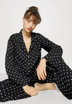 Anna Field Pyjama - Black/Off-White 11 Anna Field Pyjama - Black/Off-White -Anna Mode Markt 3de179e7501f4ce2bb86e225d46c386f