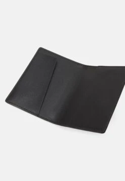 Anna Field Passport Case And Luggage Tag Set - Paspoorthouder - Black 7 Anna Field Passport Case And Luggage Tag Set - Paspoorthouder - Black -Anna Mode Markt 6cebaff05c534c59aba96c1fb1c7ab54